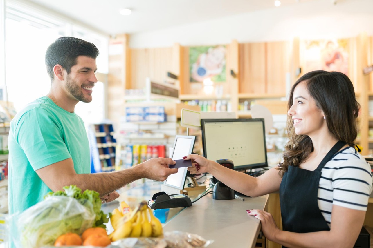 Es mejor pagar en pesos o en dólares según cada compra